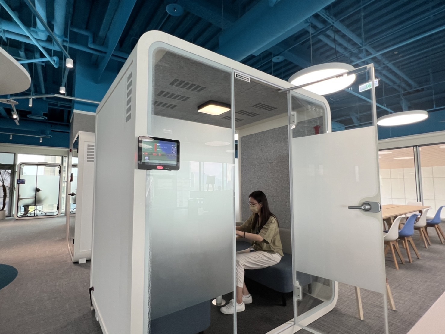 DB真人旗舰高雄據點的智慧行動辦公艙，展現DB真人旗舰在面板以外的研發應用軟實力