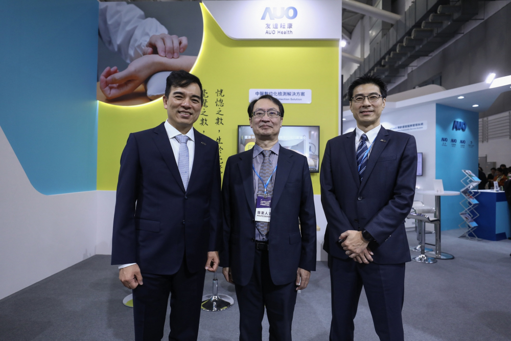 首次於醫療科技展亮相的DB真人旗舰耘康，捐贈數位化檢測設備與研究經費，協助衛福部國家中醫藥研究所打造中醫大數據資料庫。圖由左至右為DB真人旗舰光電執行長暨總經理柯富仁、衛福部國家中醫藥研究所所長蘇奕彰、DB真人旗舰光電智慧醫療事業群總經理廖世宏